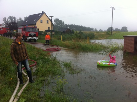 hochwasser-3007-schlauchboot.jpg