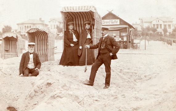 Zwei Ehepaare am Strand von Ahlbeck 1907