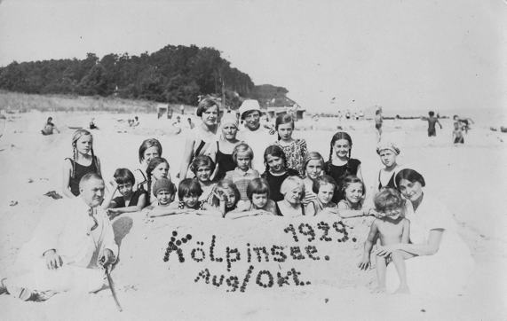 Kindergruppe am Strand von Kölpinsee 1929