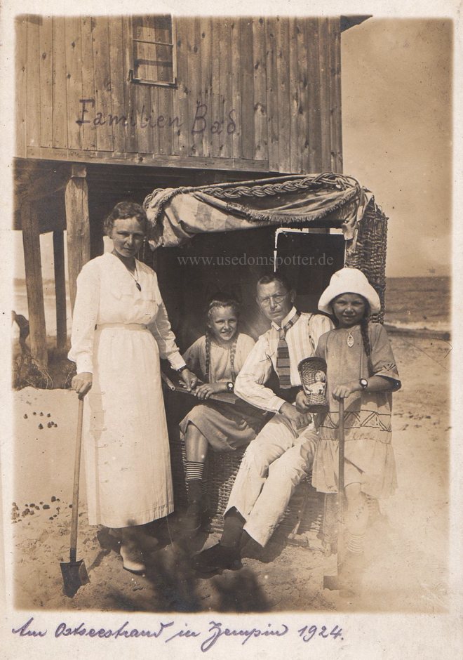 Urlauberfamilie am Strand von Zempin 1924