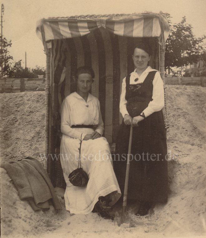 Zwei Damen im Strandkorb Ahlbeck 1910