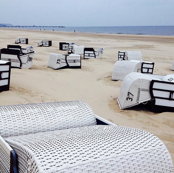 Umgekippte Strandkörbe am Strand von Heringsdorf